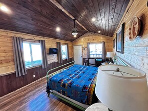 Individually decorated, blackout curtains, iron/ironing board - The Rim Rock Inn (Torrey)