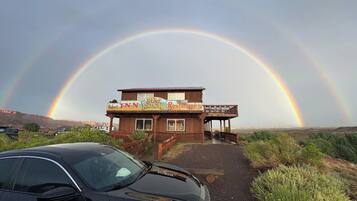 Vista frontal de la propiedad