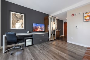 Premium bedding, in-room safe, desk, iron/ironing board - The Godfrey Hotel Chicago (Chicago)