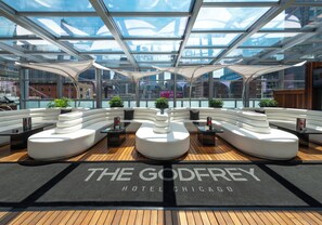 Rooftop bar, al fresco dining, open daily - The Godfrey Hotel Chicago (Chicago)