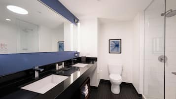 Dusj, designertoalettartikler, hårføner og badekåper