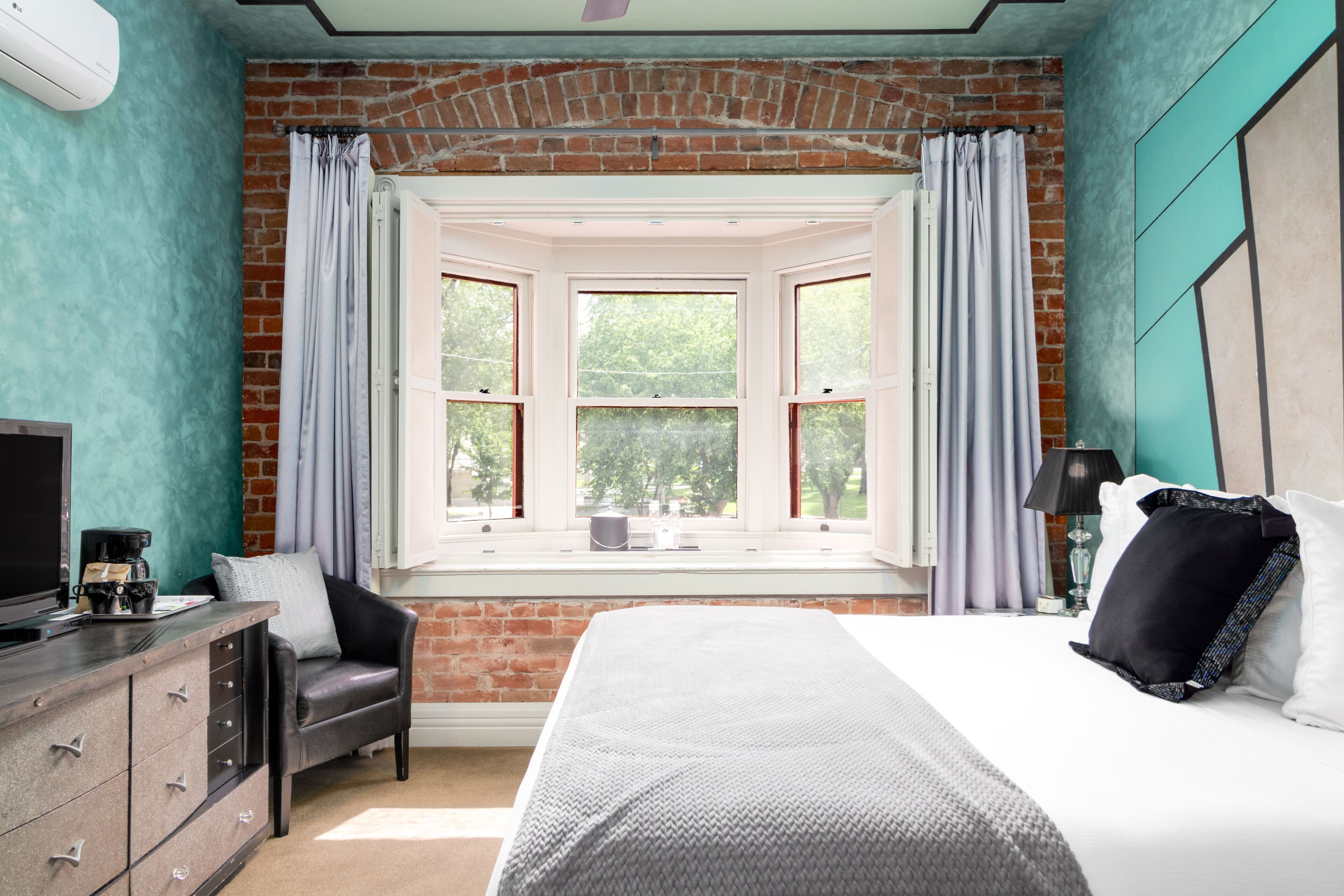 ห้องดีลักซ์ | เครื่องนอนระดับพรีเมียม, เตารีด/โต๊ะรีดผ้า, Wi-Fi ฟรี, ผ้าปูที่นอน