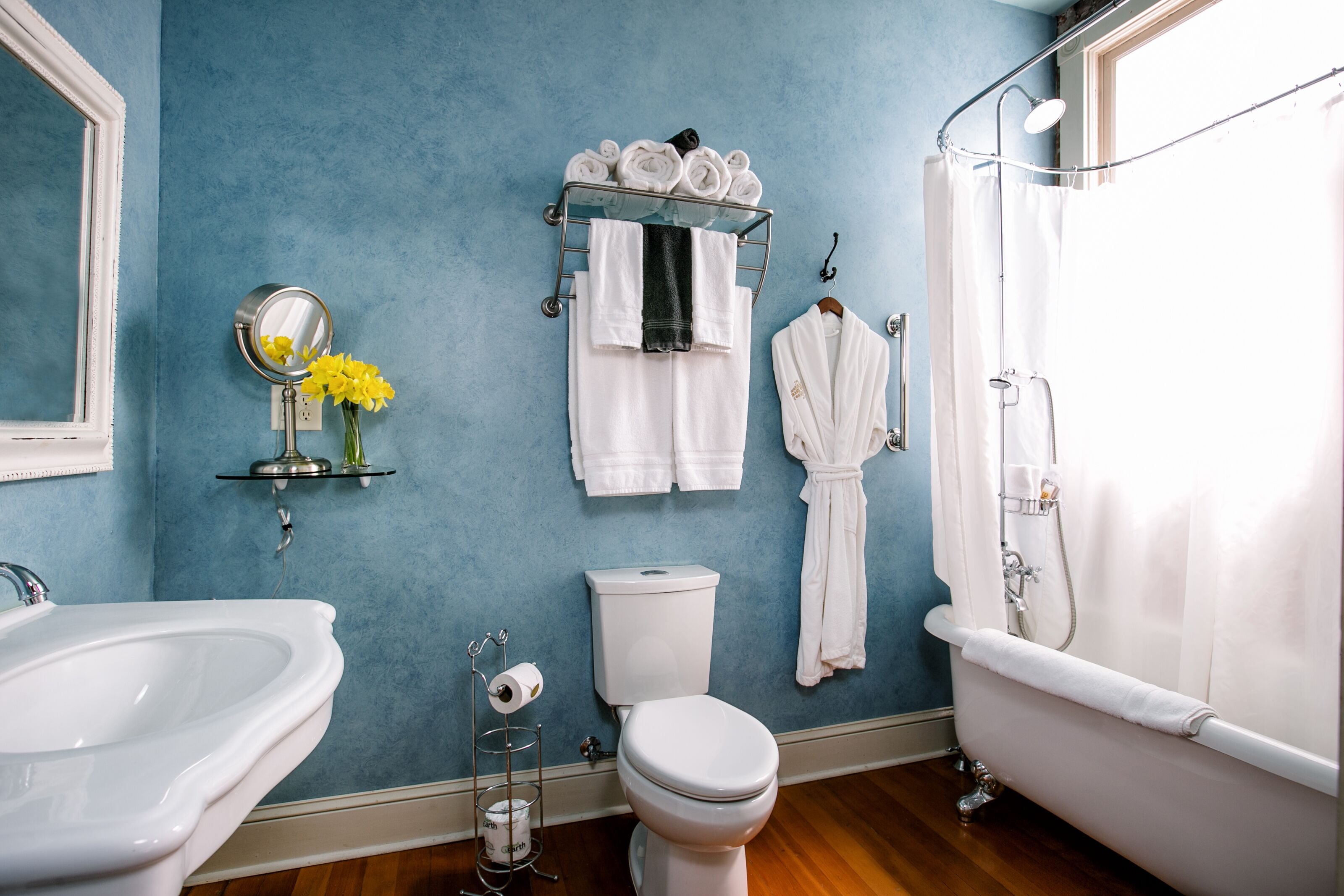 standard room, 1 queen bed | bathroom | combined shower/bathtub, deep-soaking bathtub, free toiletries, towels