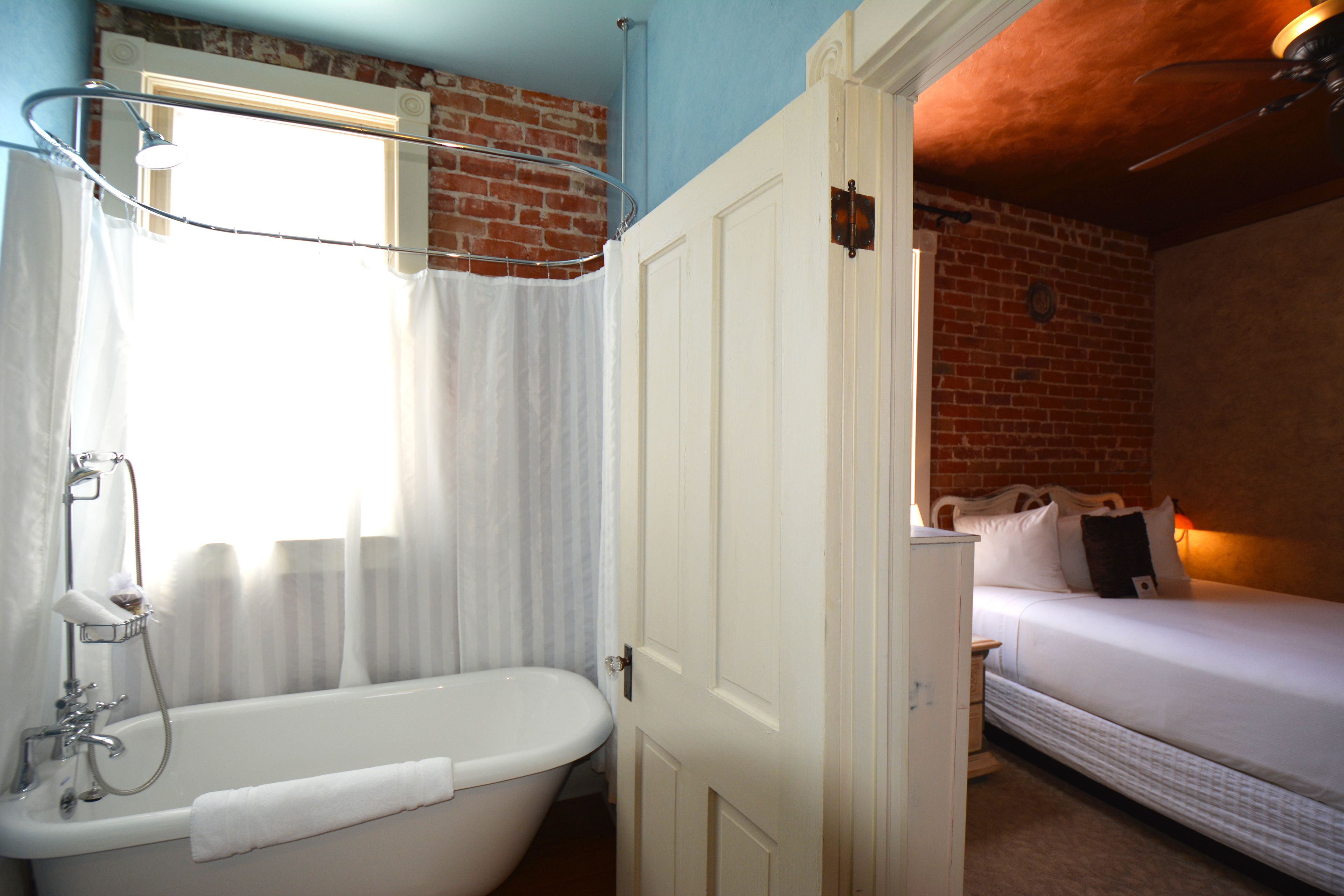 standard room, 1 queen bed | bathroom | combined shower/bathtub, deep-soaking bathtub, free toiletries, towels