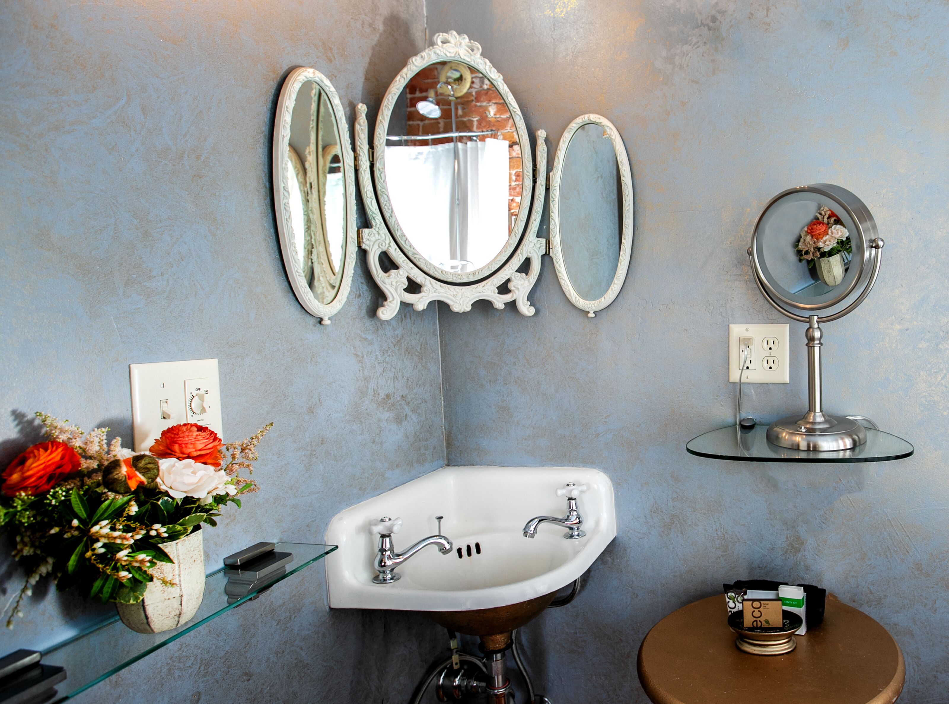 deluxe room | premium bedding, iron/ironing board, free wifi, bed sheets