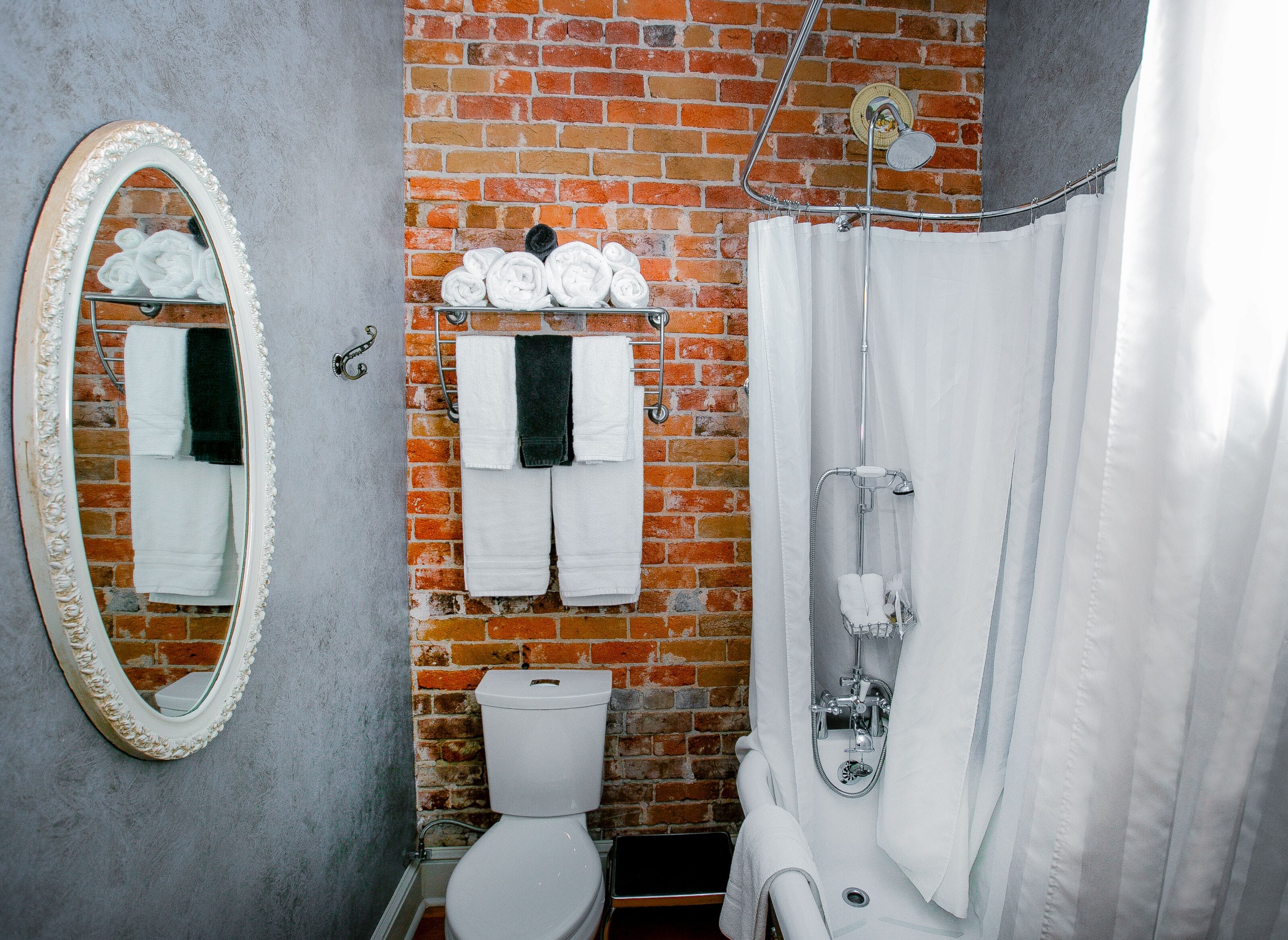 deluxe room | bathroom | combined shower/bathtub, deep-soaking bathtub, free toiletries, towels