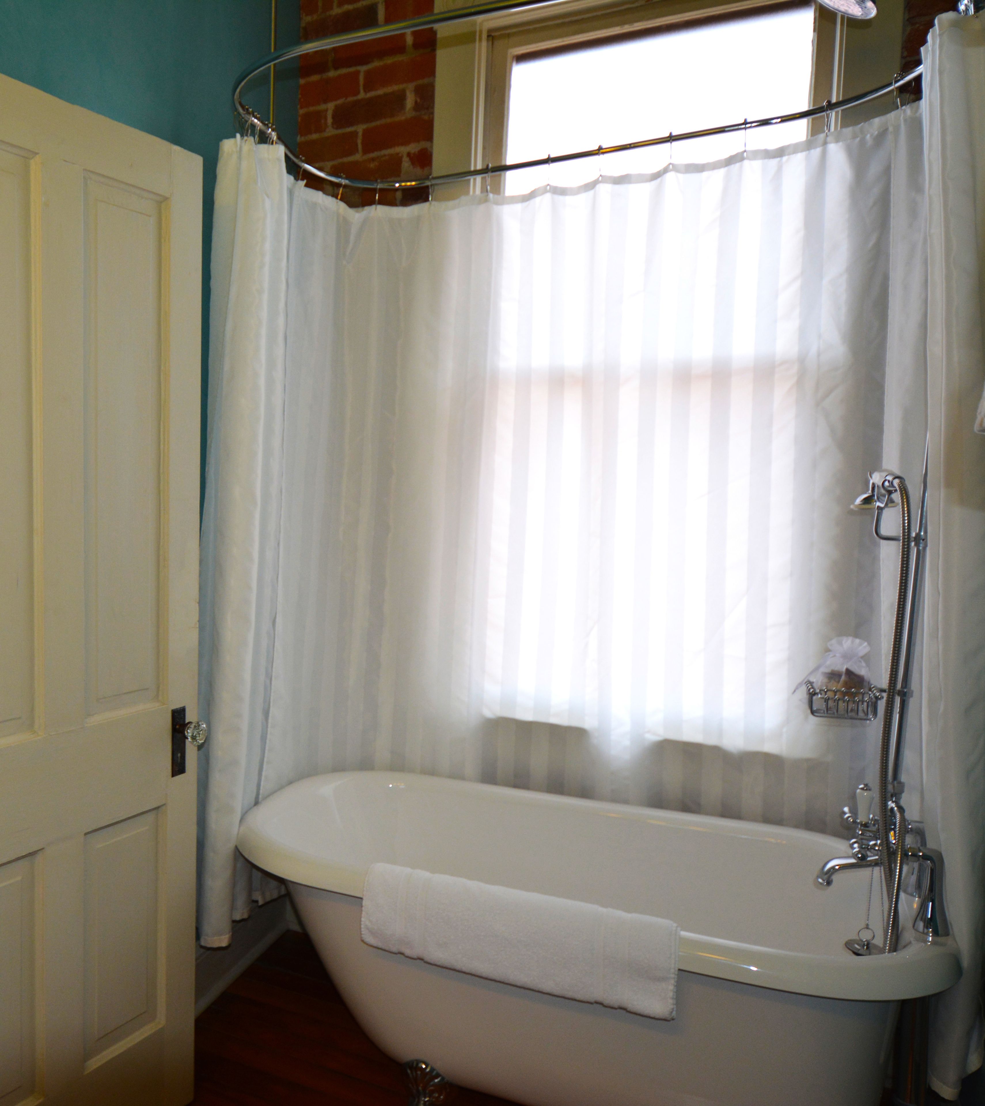 standard room, 1 queen bed | bathroom | combined shower/bathtub, deep-soaking bathtub, free toiletries, towels