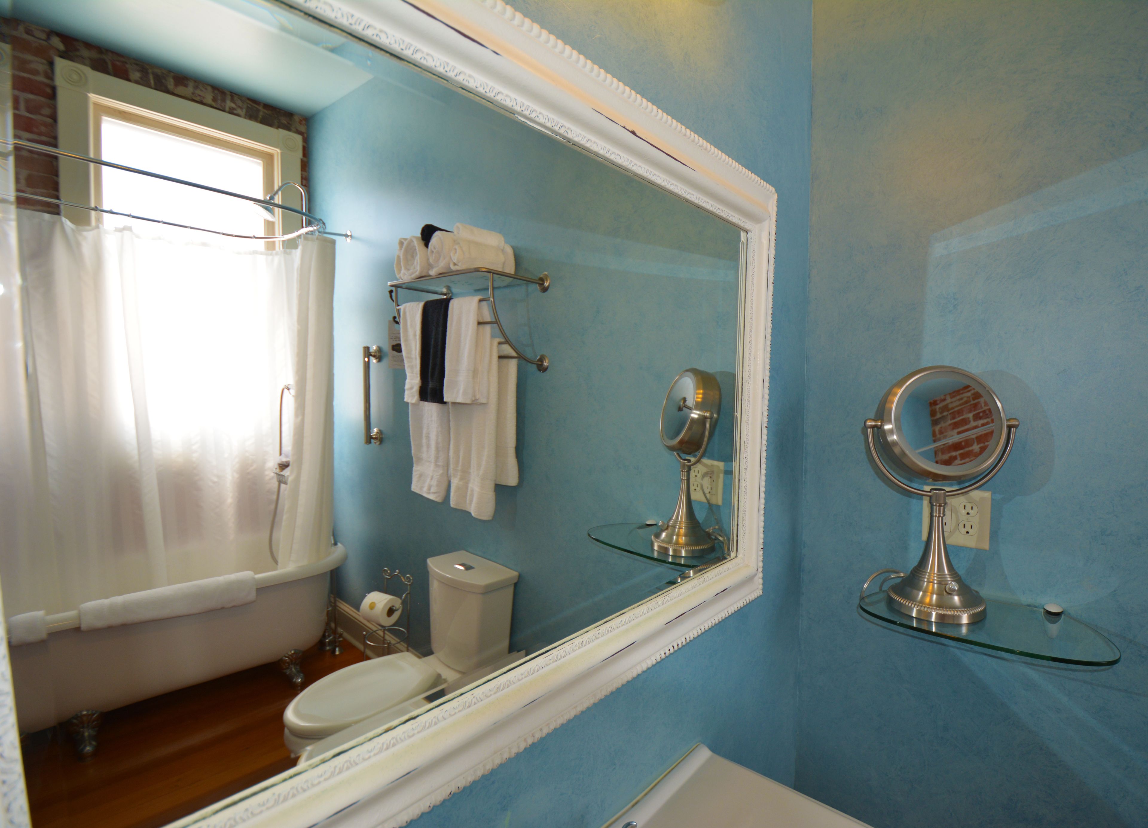 standard room, 1 queen bed | bathroom | combined shower/bathtub, deep-soaking bathtub, free toiletries, towels