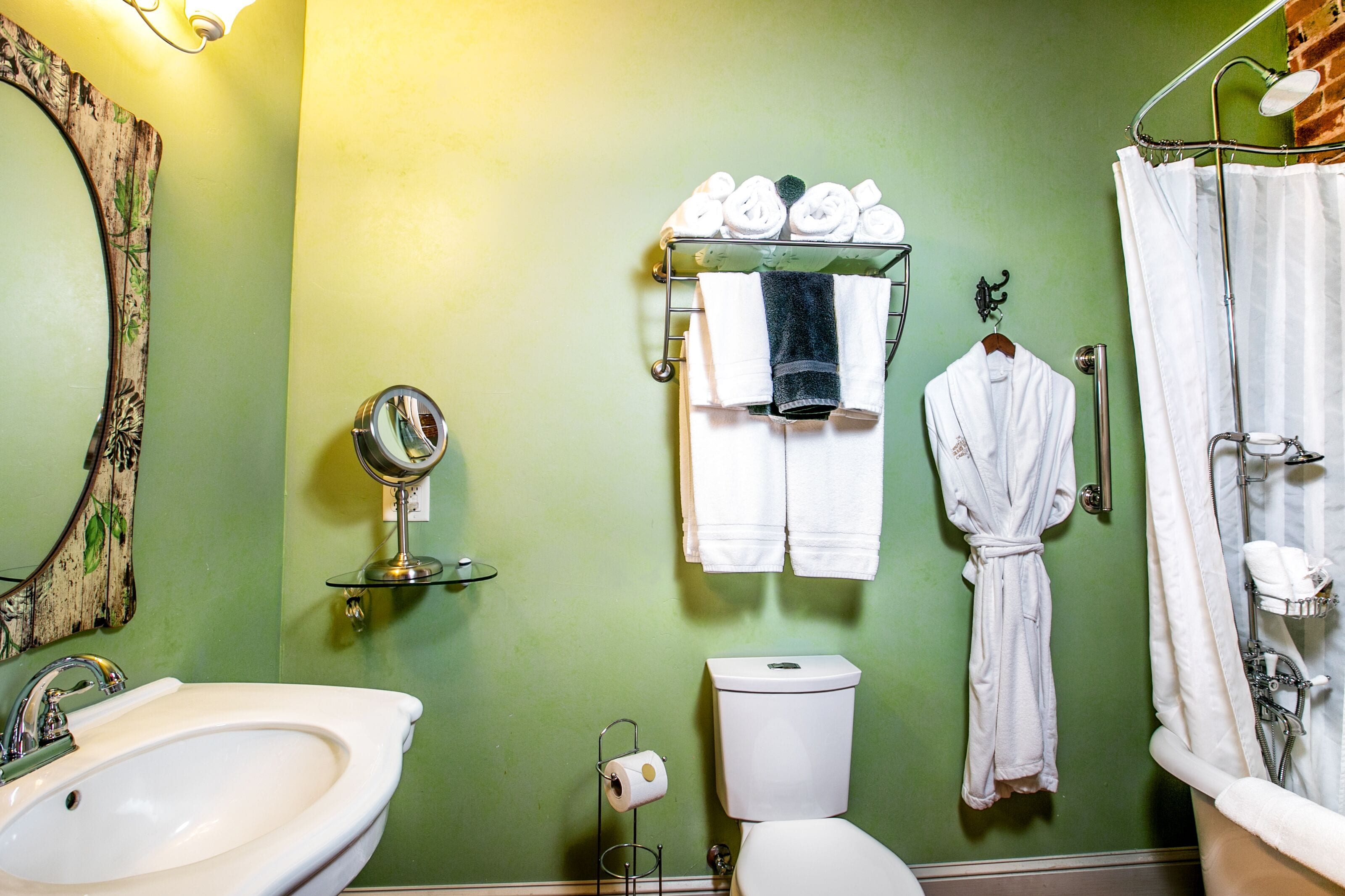 combined shower/bathtub, deep-soaking bathtub, free toiletries, towels