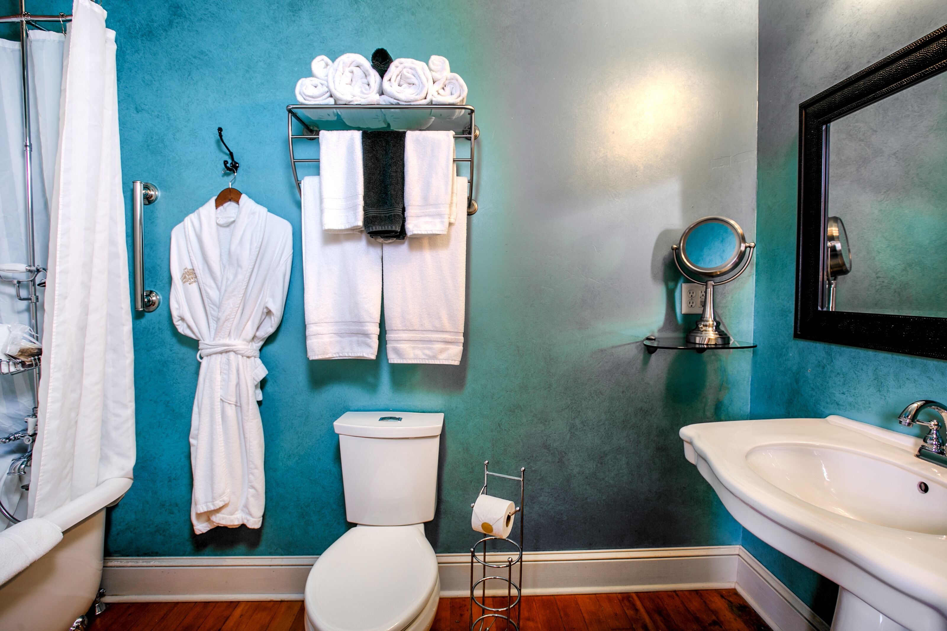 standard room, 1 king bed | bathroom | combined shower/bathtub, deep-soaking bathtub, free toiletries, towels