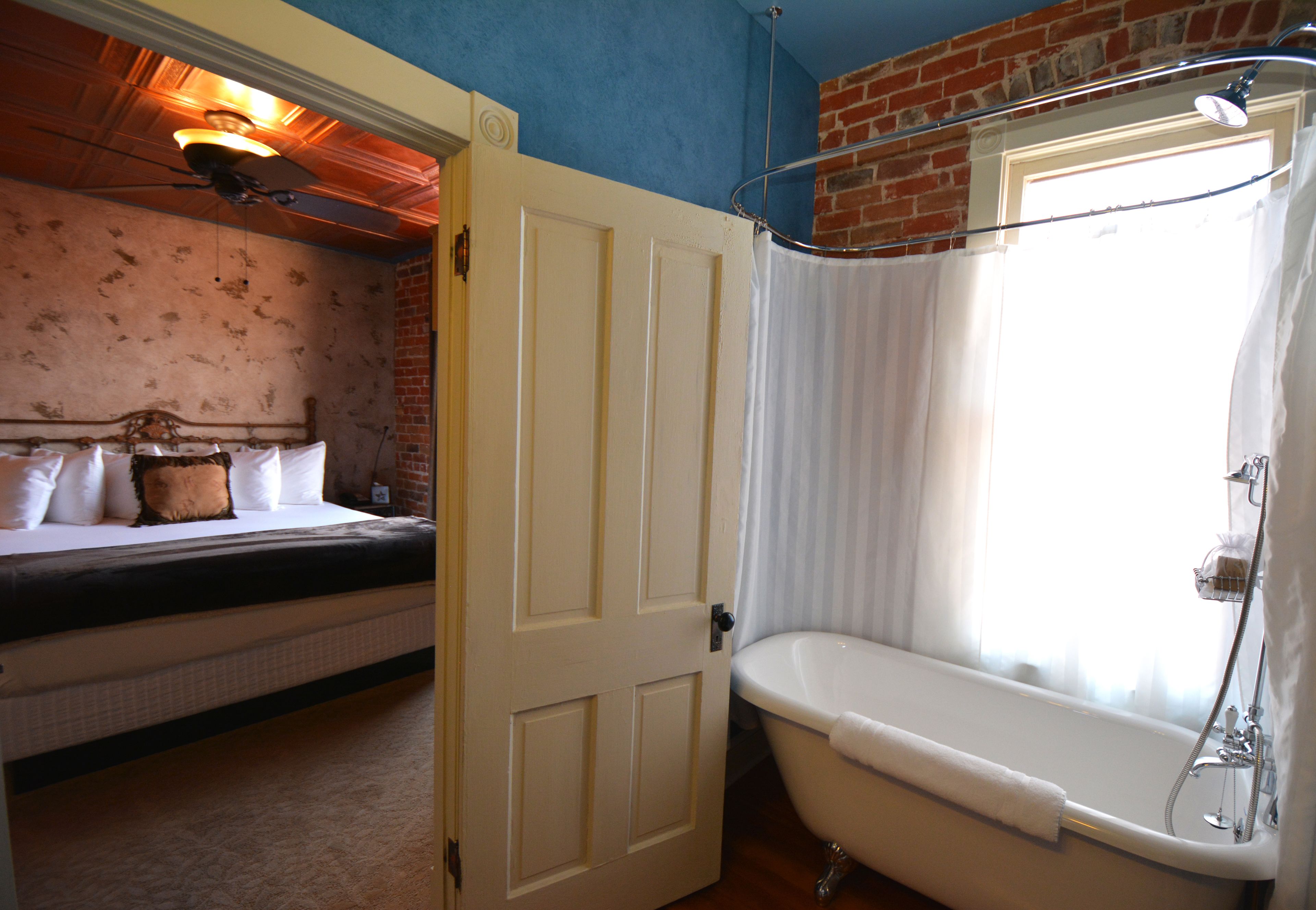 standard room, 1 king bed | bathroom | combined shower/bathtub, deep-soaking bathtub, free toiletries, towels