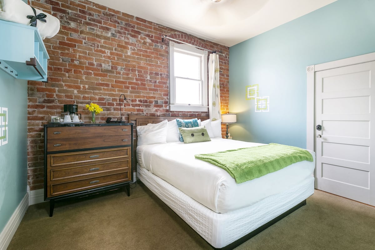 Standard Room, 1 King Bed