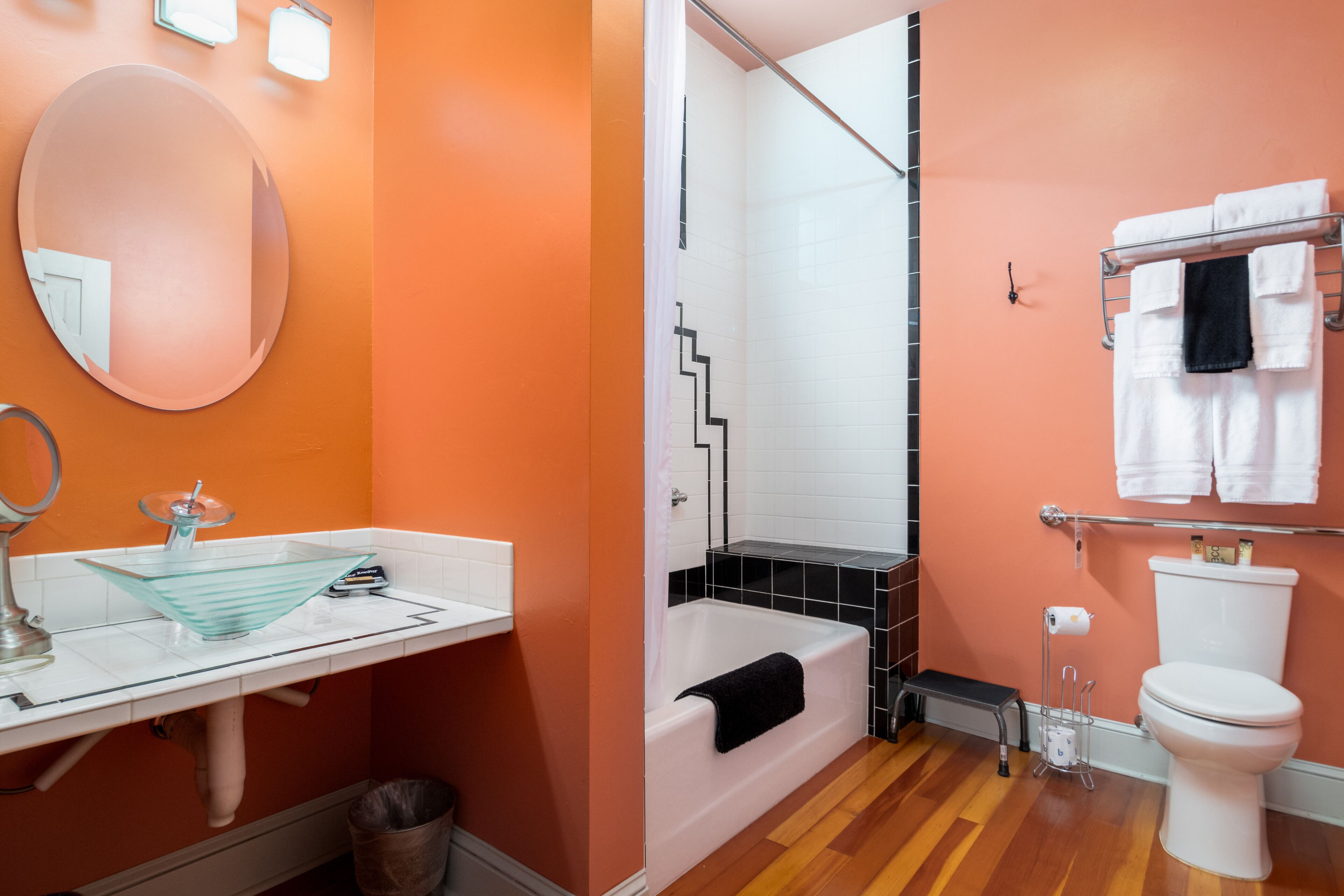 deluxe room | bathroom | combined shower/bathtub, deep-soaking bathtub, free toiletries, towels