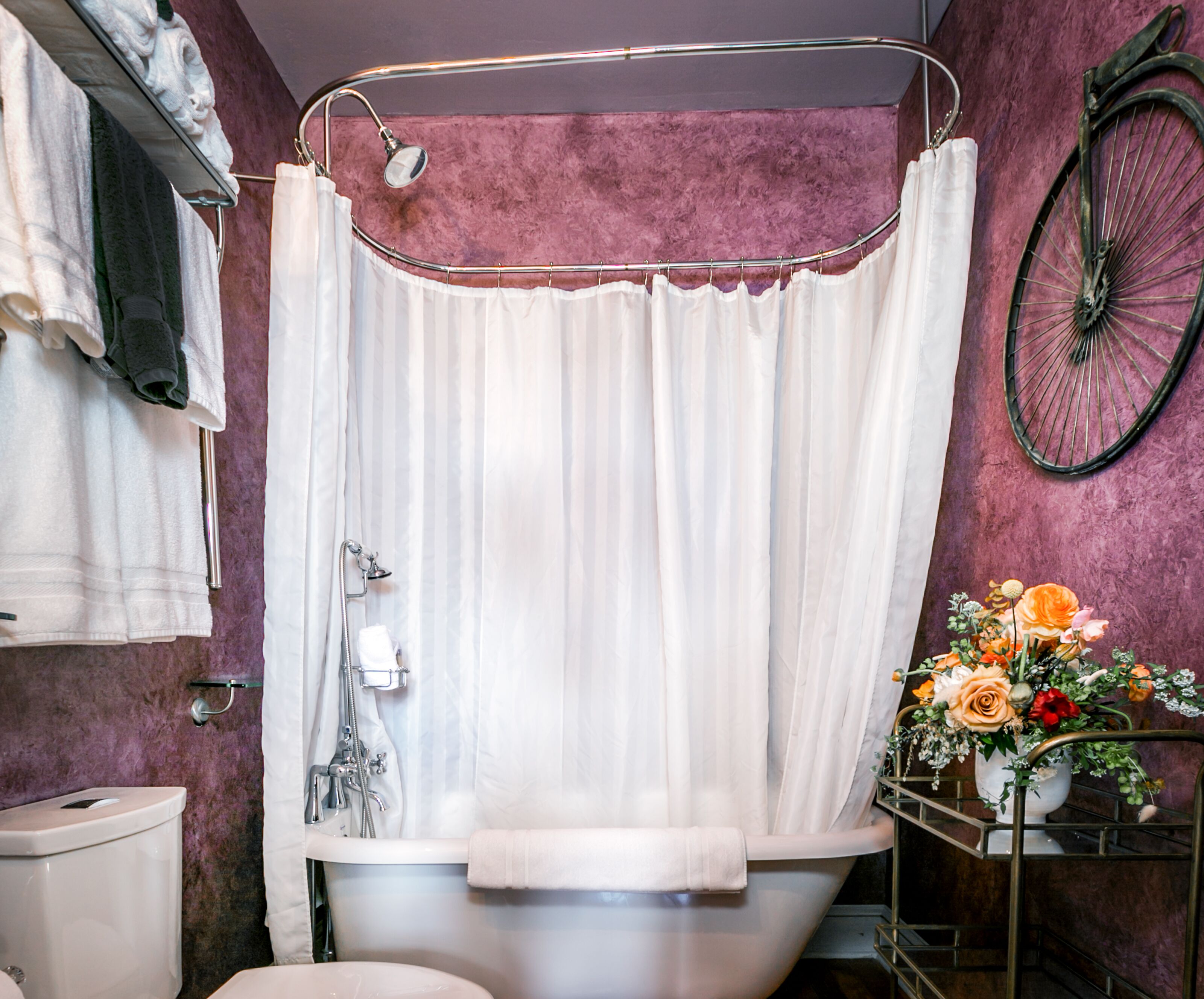 standard room, 1 king bed | bathroom | combined shower/bathtub, deep-soaking bathtub, free toiletries, towels