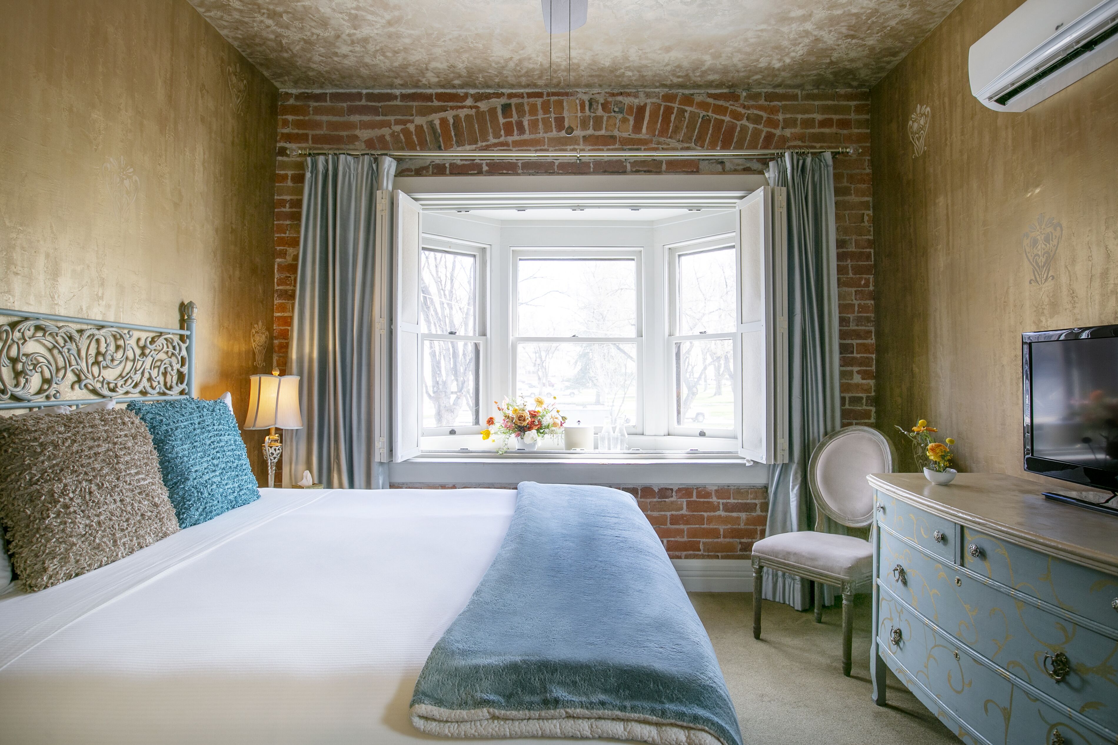 deluxe room | premium bedding, iron/ironing board, free wifi, bed sheets