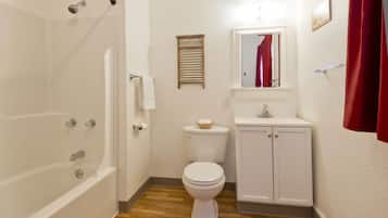 Suite, Kitchen | Bathroom | Shower, hair dryer, towels