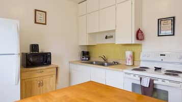 Room, Kitchen (1 Queen & 1 Double) | Iron/ironing board, free WiFi