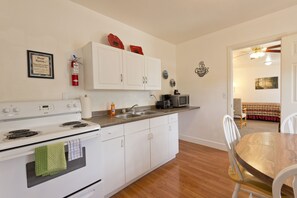 Suite, Kitchen | Private kitchen | Fridge, microwave
