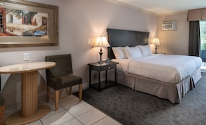 Studio, 1 Queen Bed, Patio