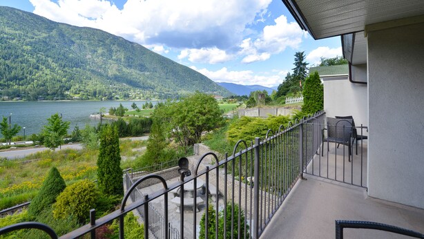 A balcony with a view of a lake and mountains. - Prestige Inn Nelson (Nelson)