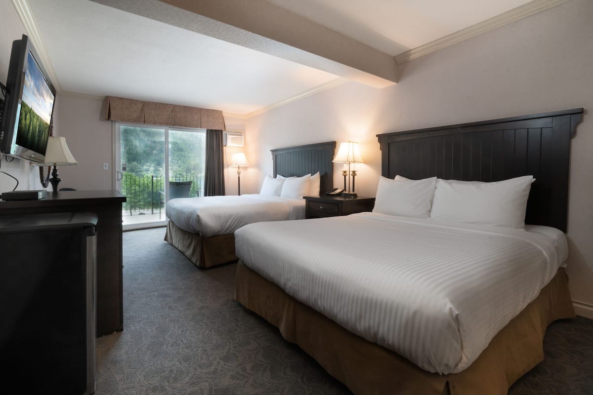 Kamer, 2 queensize bedden, patio | Een bureau, een laptopwerkplek, verduisterende gordijnen