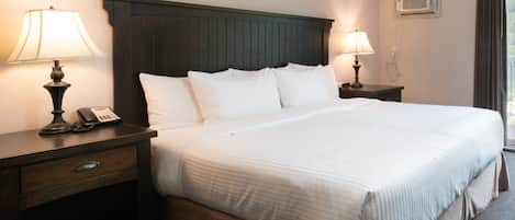 Kamer, 1 queensize bed, terras | Een bureau, een laptopwerkplek, verduisterende gordijnen