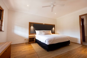 Classic Double or Twin Room | Minibar, laptop workspace, blackout drapes, iron/ironing board - Wisemans Retreat (Wisemans Ferry)