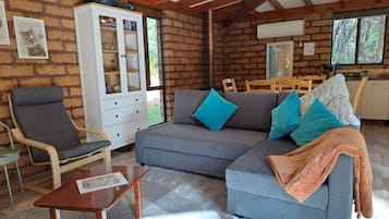 Premium-Zimmer (Lodge) | Wohnbereich | Fernseher, DVD-Player