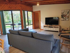 Premium Lodge | Individually decorated, individually furnished, iron/ironing board - Yelverton Brook Conservation Sanctuary (Metricup)