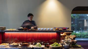 Daily buffet breakfast (JPY 2970 per person)