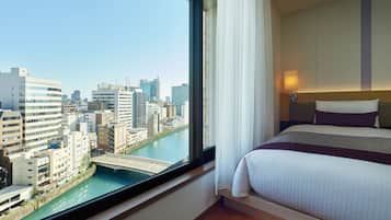 Standard , 3 beds , Smoking | In-room safe, desk, blackout drapes, free WiFi