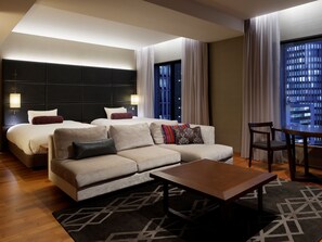 Junior suite, 2 tweepersoonsbedden, niet-roken (with Lounge Access) | Een kluis op de kamer, een bureau, verduisterende gordijnen, gratis wifi