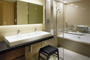 Junior Suite, 2 beds , Non Smoking , with Lounge Access | Bathroom | Free toiletries, hair dryer, slippers, bidet