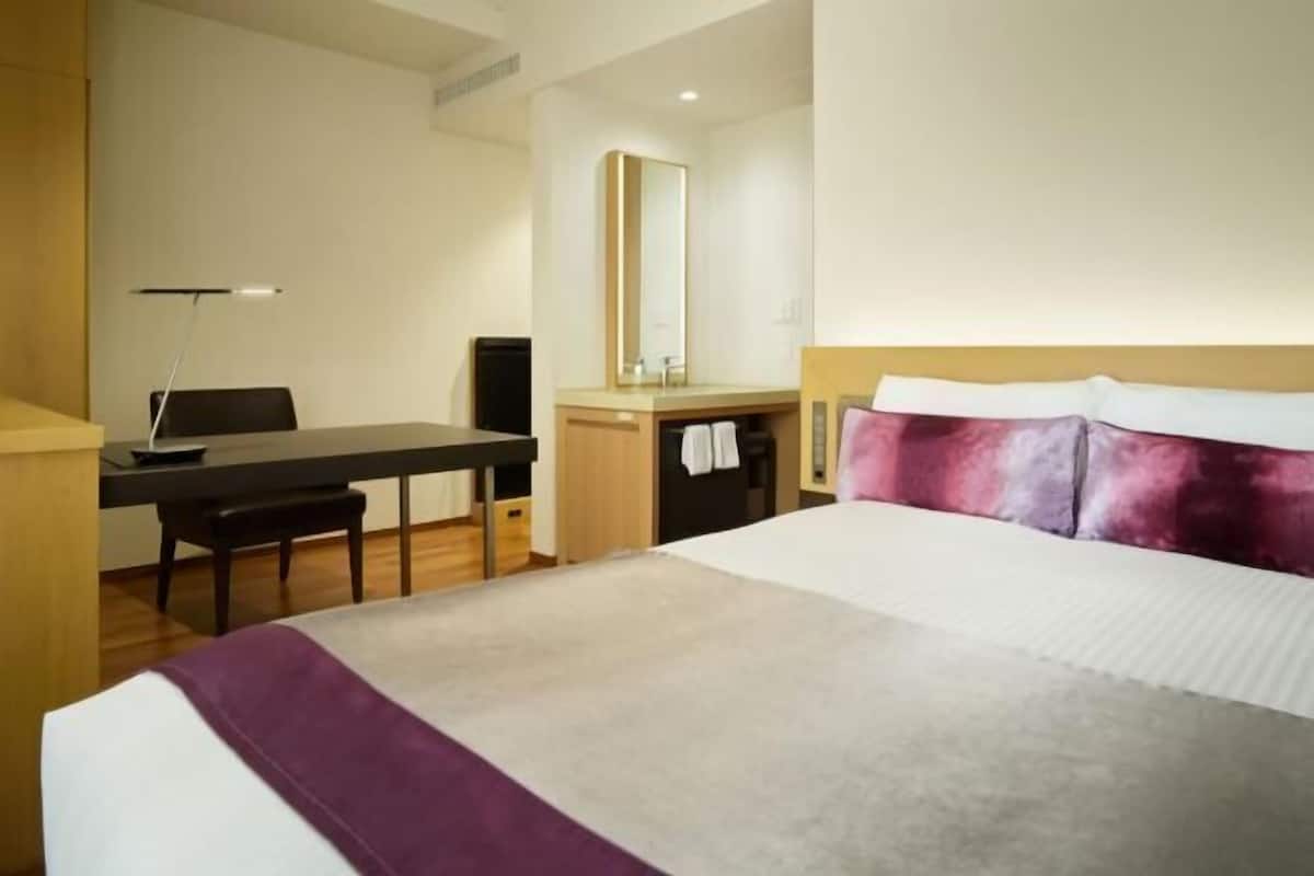 1 bedroom, in-room safe, desk, blackout drapes