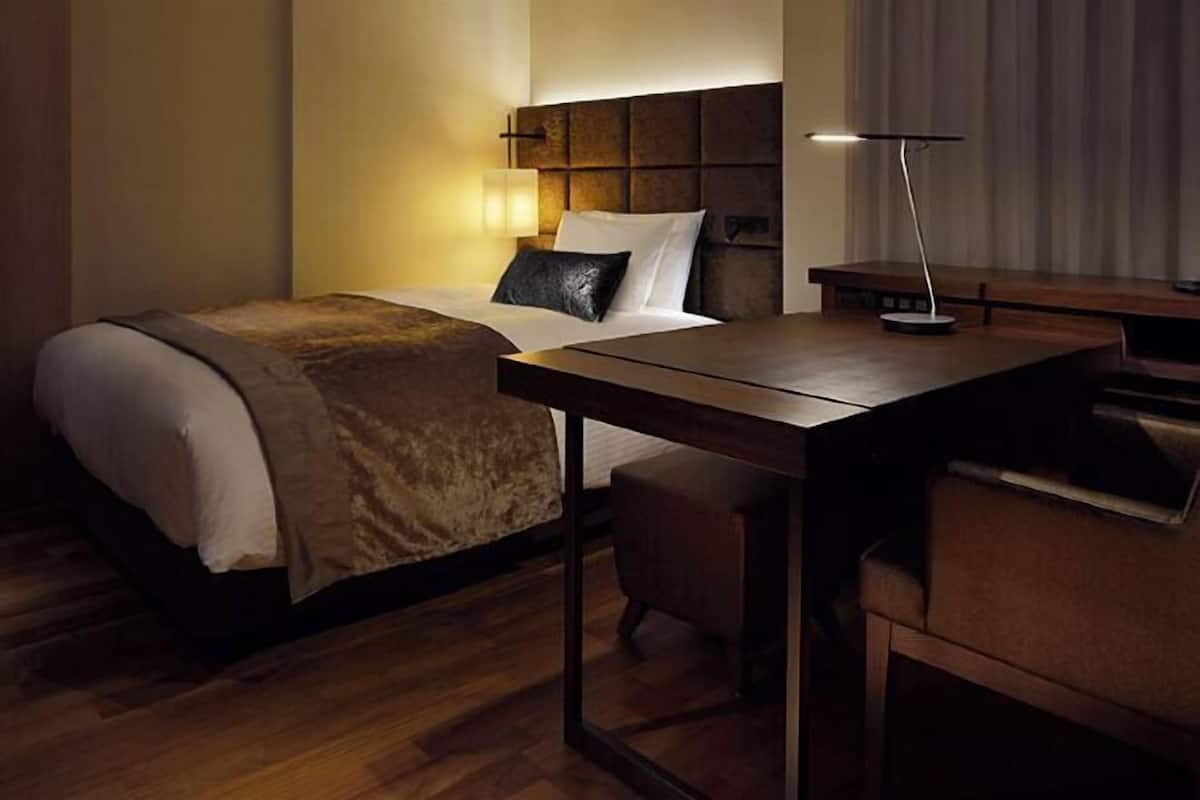 1 slaapkamer, een kluis op de kamer, een bureau