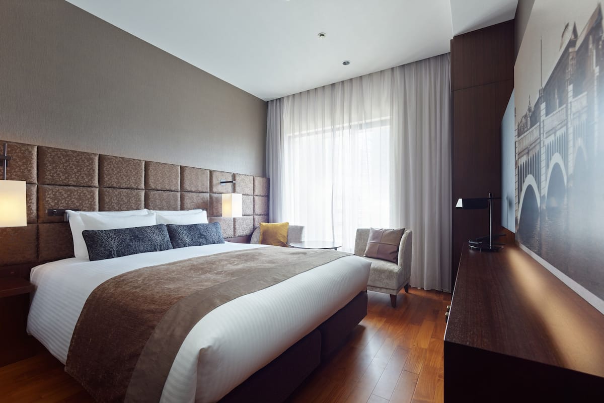 Superior, 1 bed Queen, Non Smoking , with Lounge Access | 1 bedroom, in-room safe, desk, blackout drapes