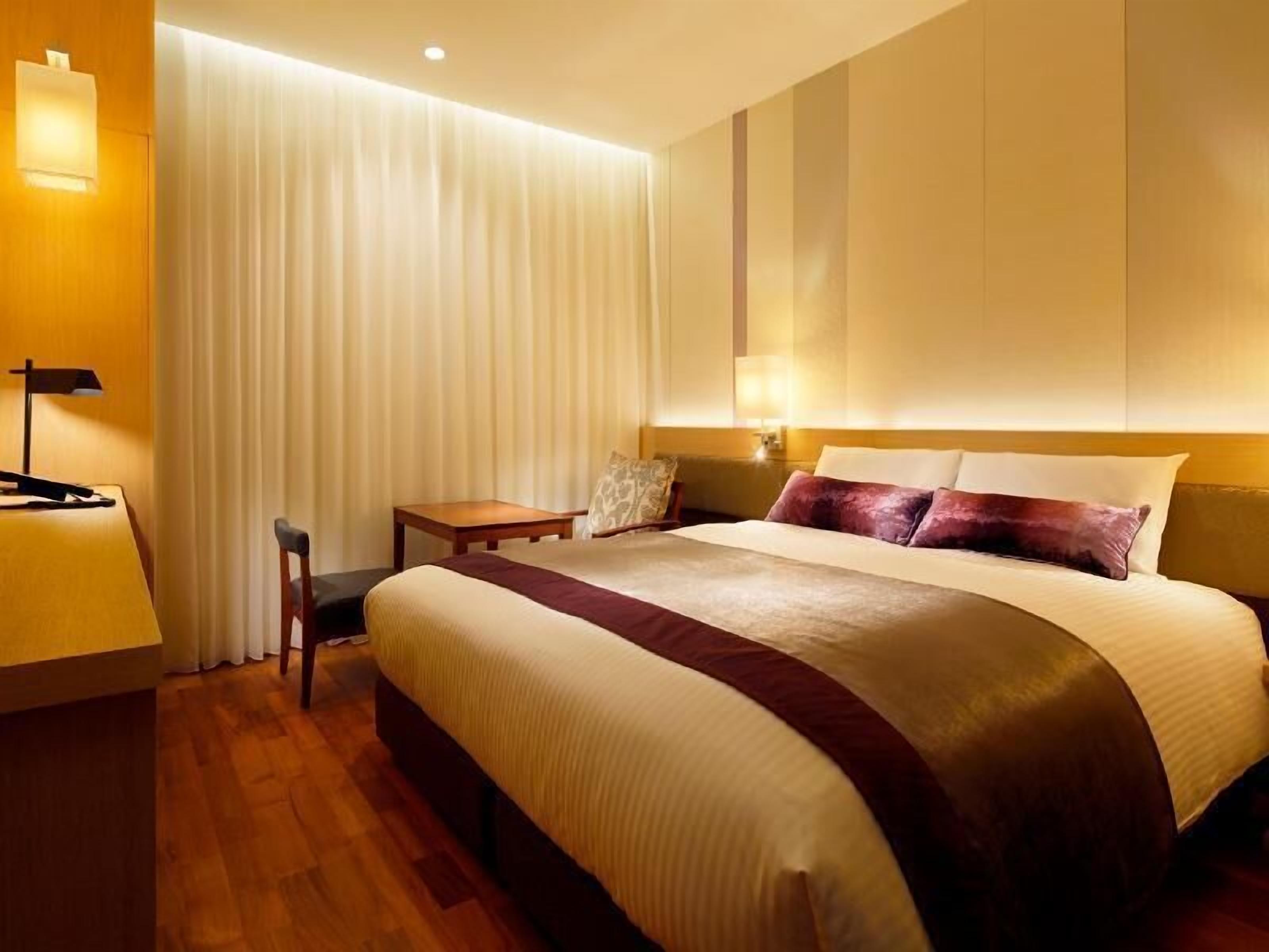  客房内保险箱、办公桌、遮光窗帘、免费 WiFi