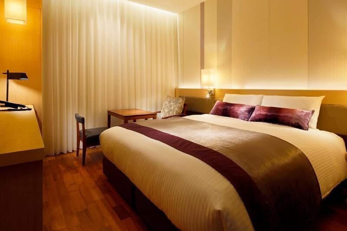 Zimmersafe, Schreibtisch, Verdunkelungsvorhänge, kostenloses WLAN