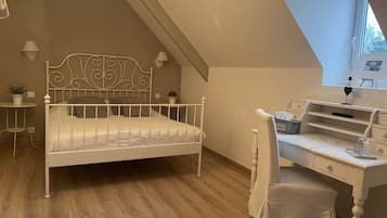 Standaard tweepersoonskamer, privébadkamer, uitzicht op tuin | 1 slaapkamer