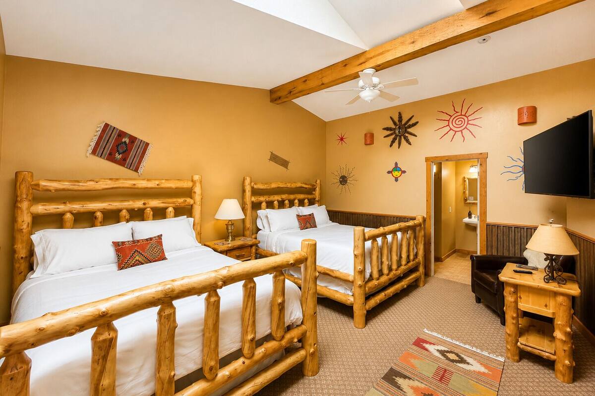 Deluxe Suite, 2 Queen Beds | Soundproofing, WiFi (free), bed sheets
