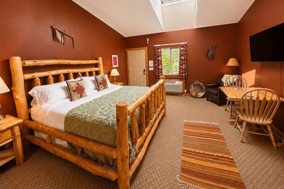 Standard Room, 1 King Bed | Soundproofing, WiFi (free), bed sheets