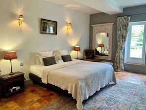 Caja de seguridad en la habitación y decoración personalizada 