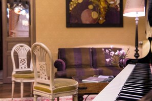 Lobby sitting area - Chateau de l'Epinay (Saint-Georges-sur-Loire)