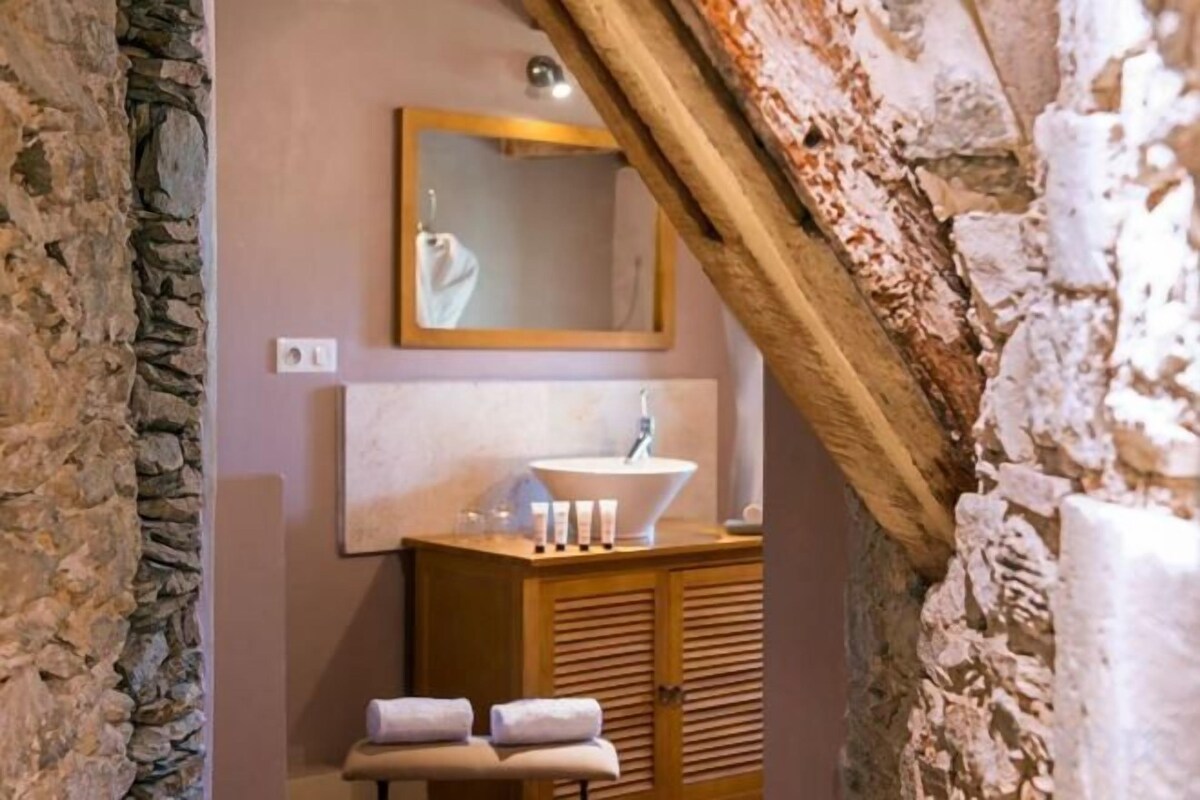 Badkamer | Gratis toiletartikelen, een haardroger, badjassen, pantoffels