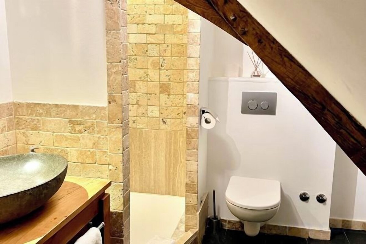 Badkamer | Gratis toiletartikelen, een haardroger, badjassen, pantoffels
