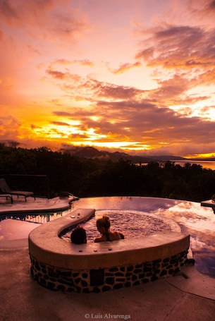 Outdoor spa tub. Hotel Linda Vista