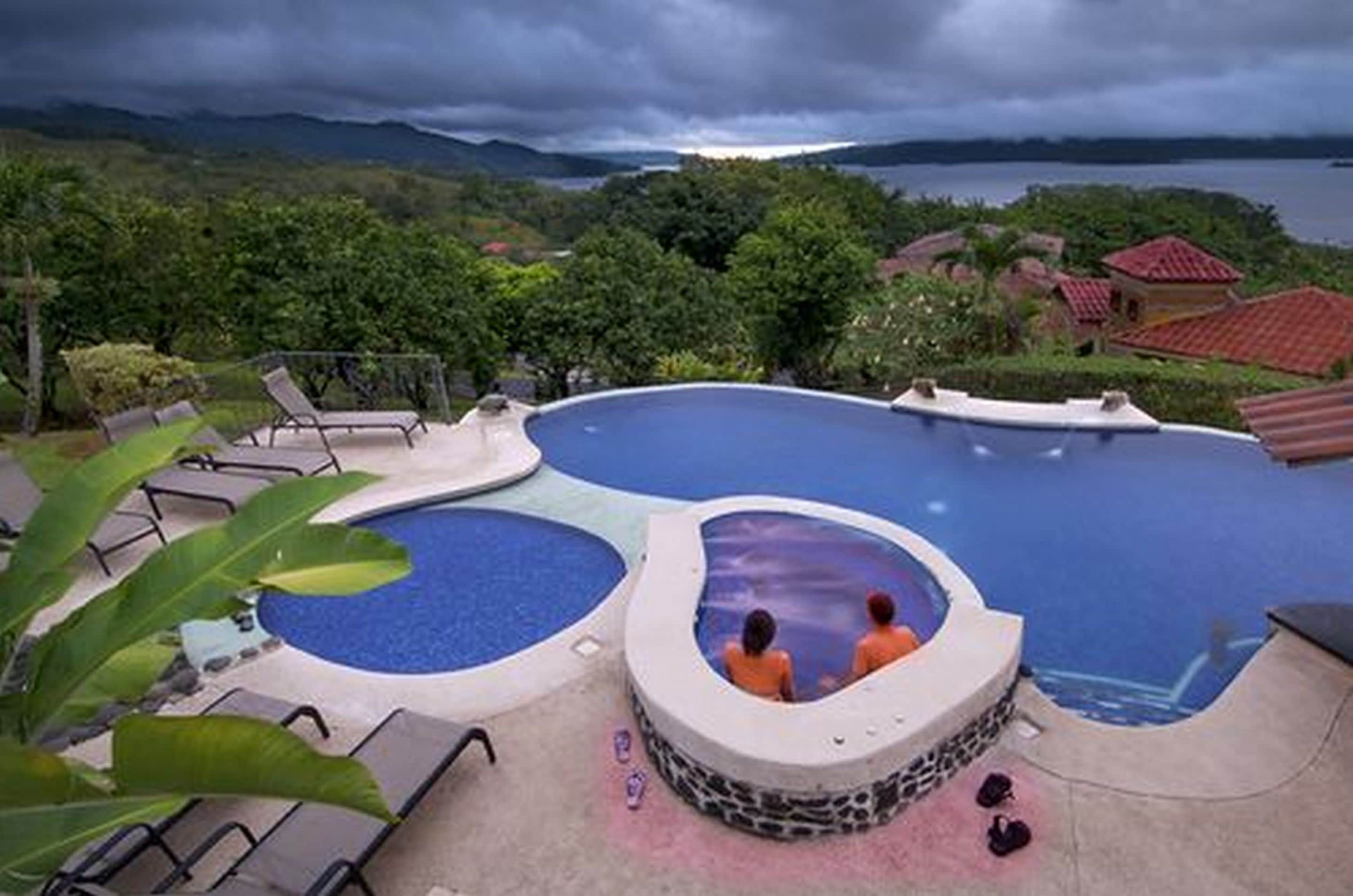 Une piscine avec vue sur la mer et les montagnes.