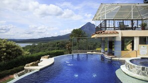 Une piscine avec vue sur une montagne et un lac.