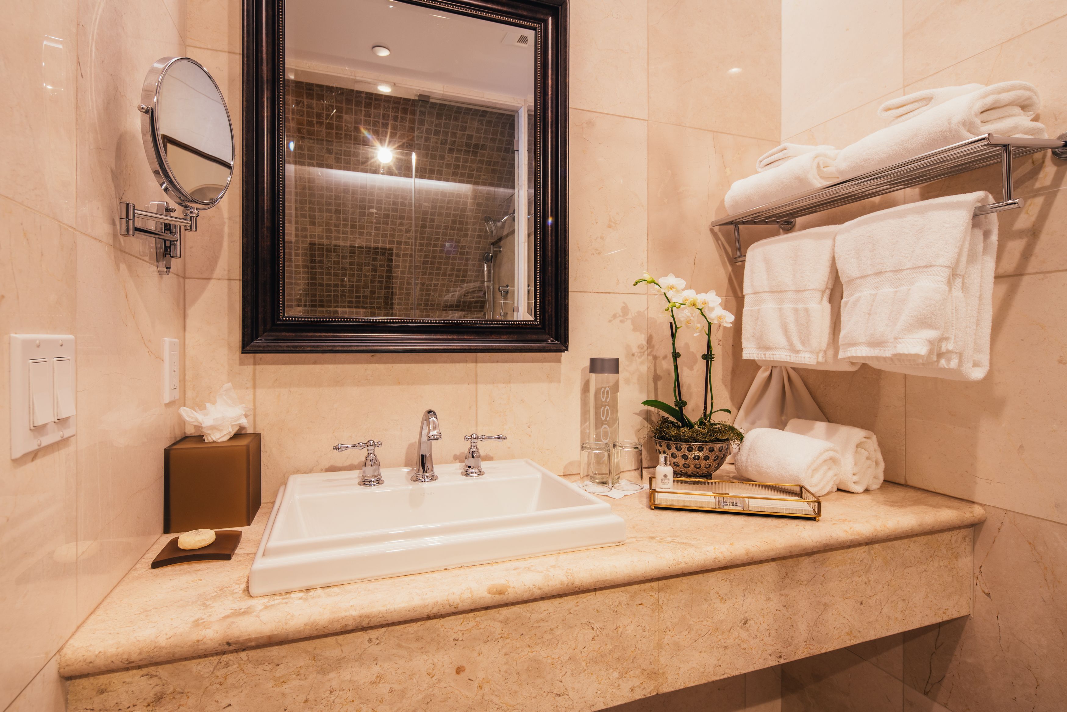 deluxe king room | bathroom sink