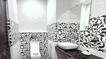 Super Deluxe Harkipauri Facing Room | Bathroom | Towels